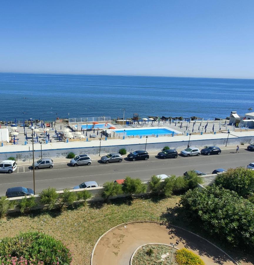 Seafront Suites Бари Екстериор снимка
